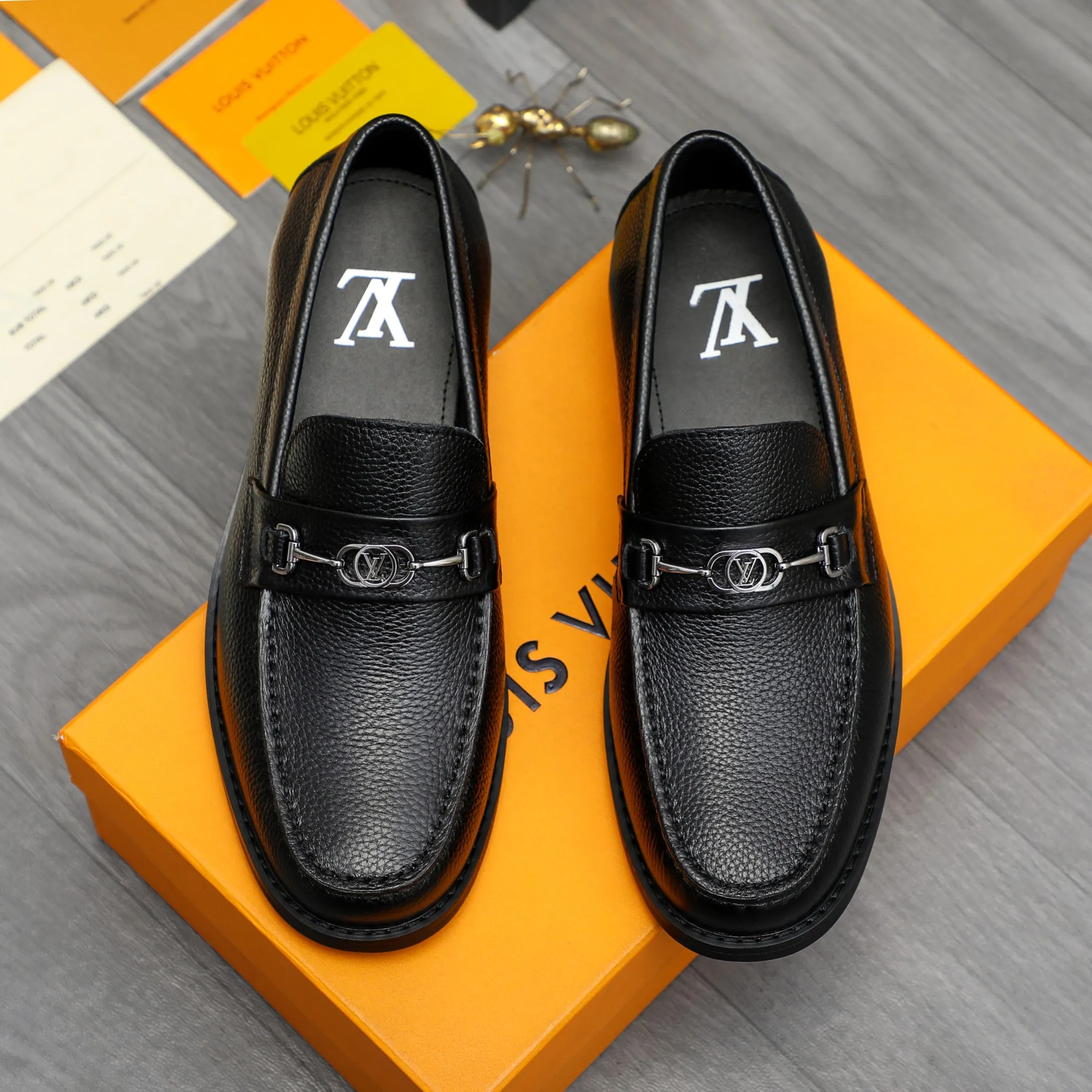 Men's shoes 💰p460 Product trademark: LV (Louis Vuitton) business slip-on leather shoes. Regular size: 38-45 (45 is custom-made and non-returnable) Product materials: Selected high-quality pebbled cowhide upper, cowhide lining, original rubber outsole